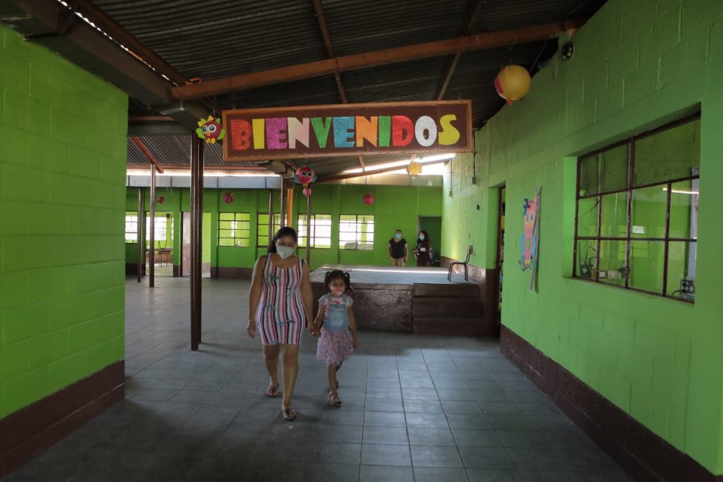 Estudiantes de San José del Golfo se benefician con remozamiento de centros educativos