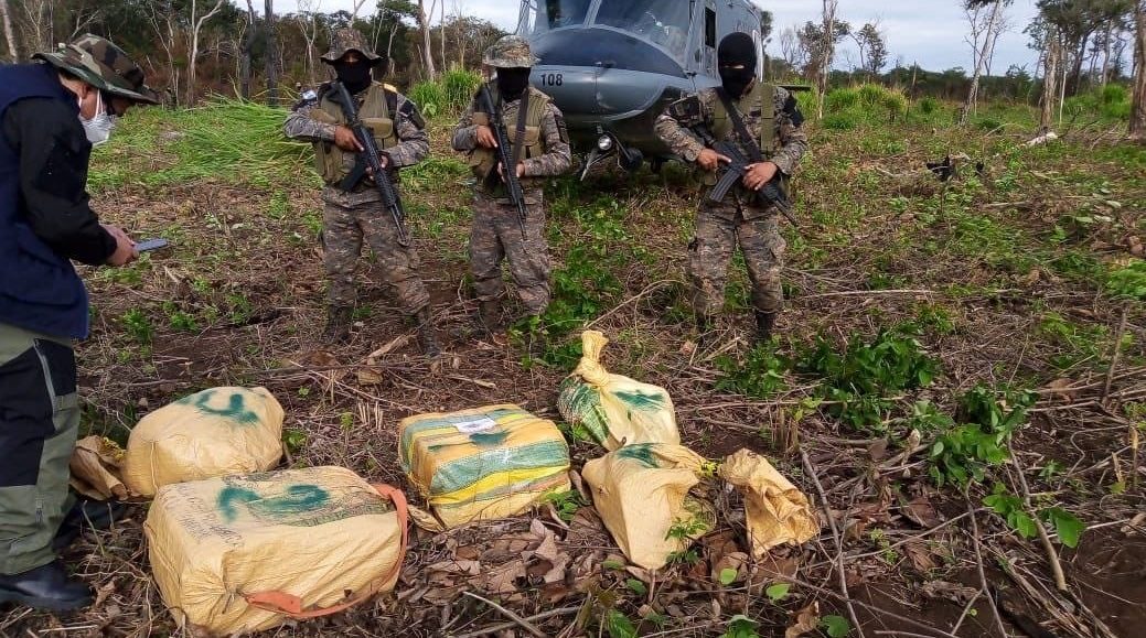 Encuentran supuesta droga en aeronave incinerada en Petén