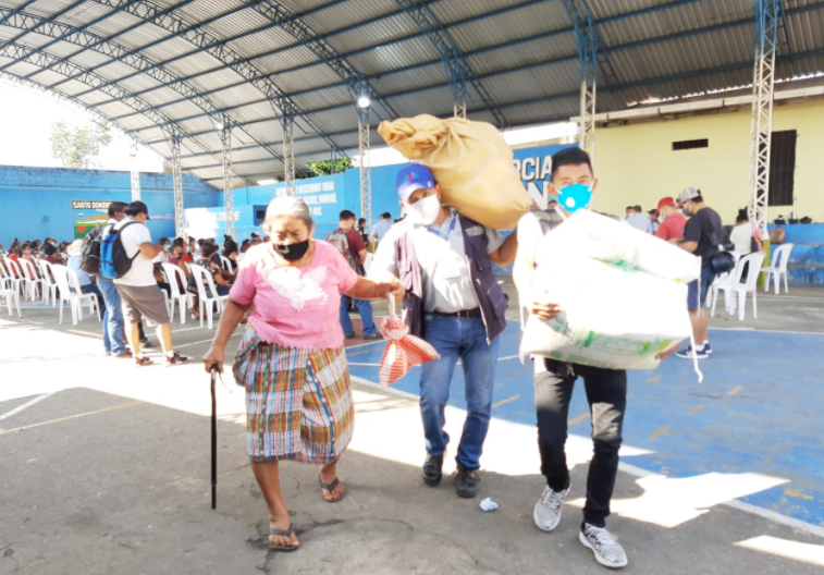 Familias reciben alimentos en apoyo a la emergencia del COVID-19