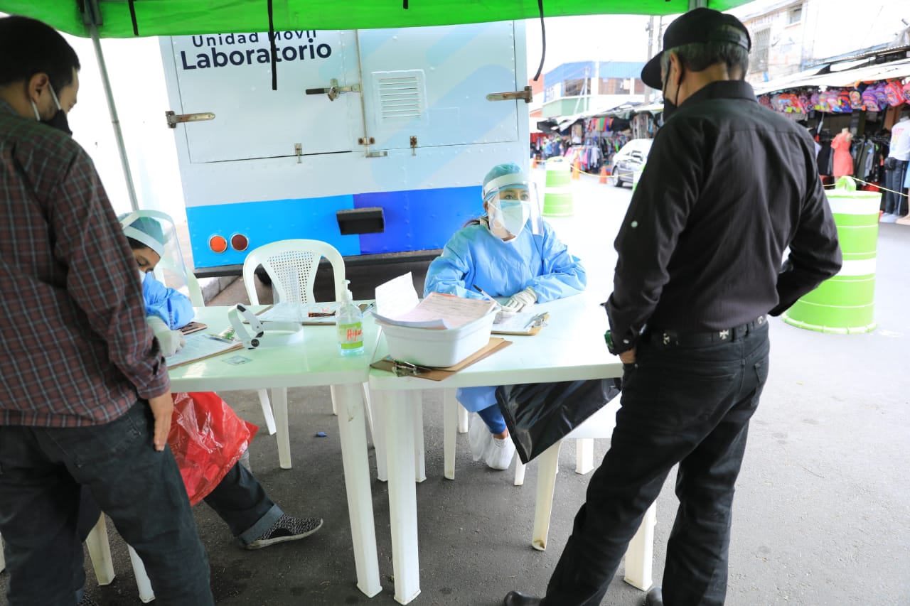 Laboratorios móvil realiza pruebas de detección de coronavirus a guatemaltecos./Foto: Óscar Dávila.