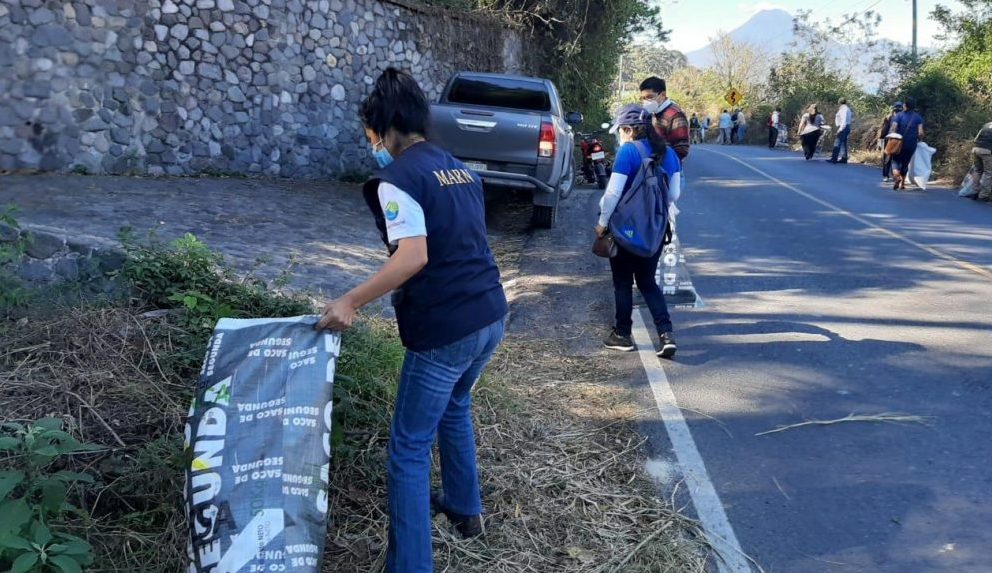 Realizan jornada de limpieza en Panajachel