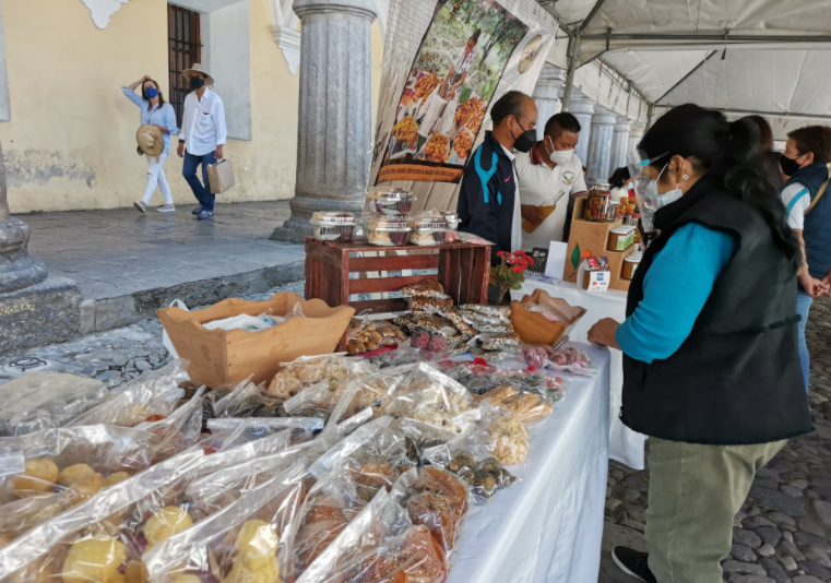 Mercado de productos artsanales en la Antigua Guatemala
