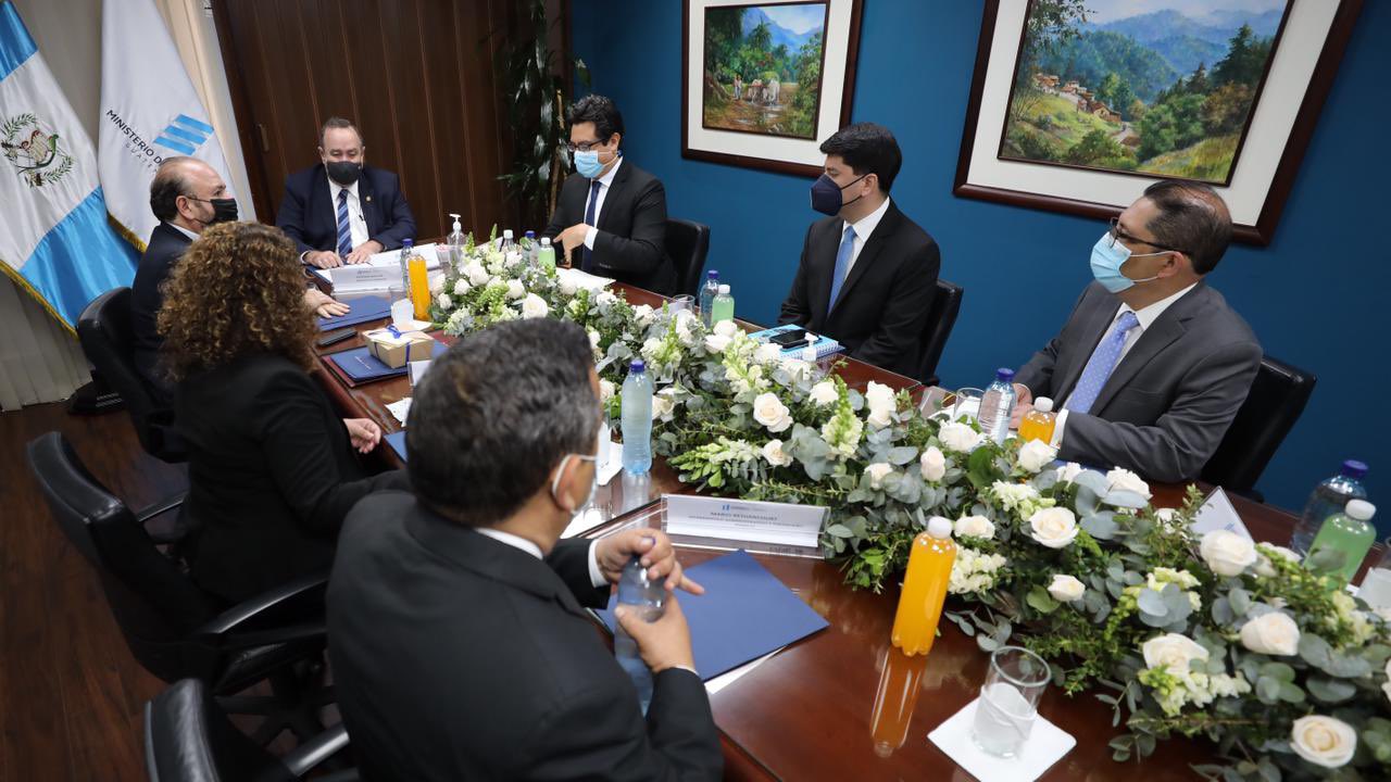 Presidente Alejandro Giammattei en reunion con autoridades de Economía