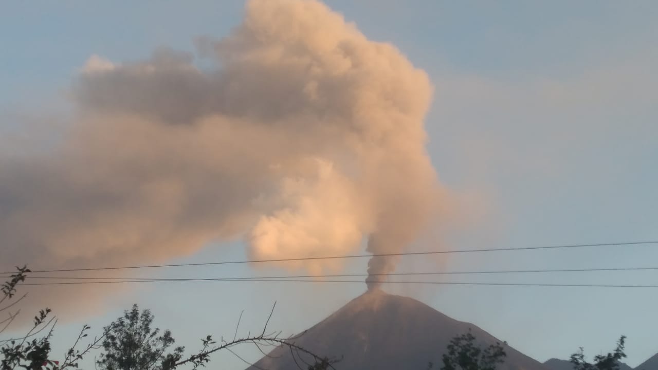 Volcán de Pacaya registra explosiones y expulsión de ceniza