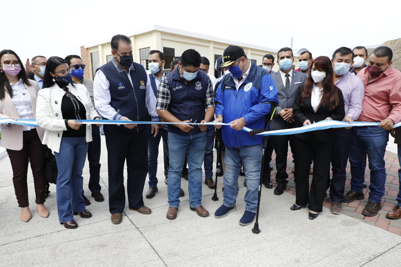 Presidente inaugura Instituto Tecnológico en San Pedro Ayampuc