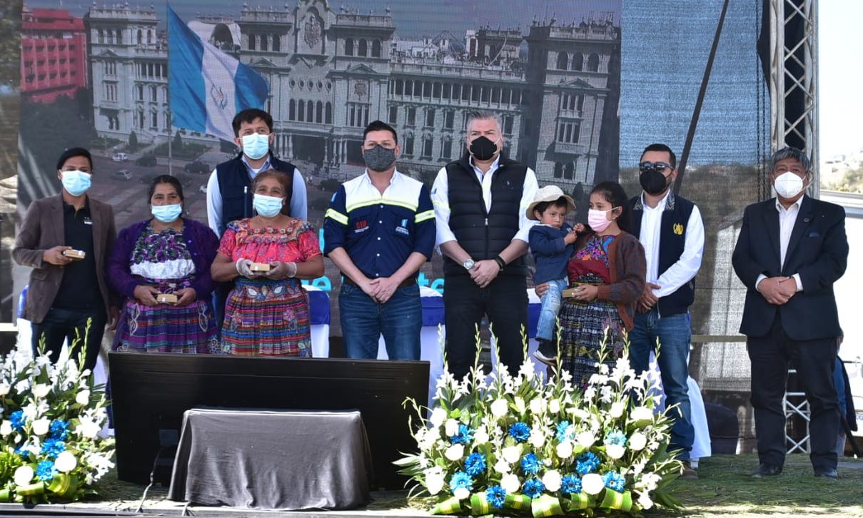 Gobierno entrega 74 viviendas a familias de Totonicapán
