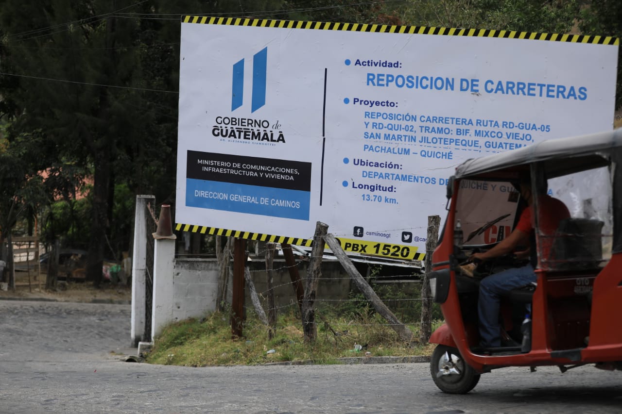 Tuc tuc pasa por nueva carretera en Pachalum