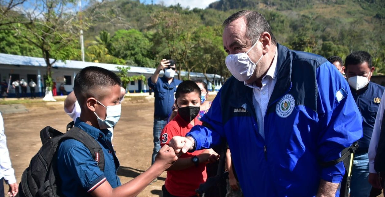 Presidente inaugura ciclo escolar 2021 en Santa Catalina La Tinta