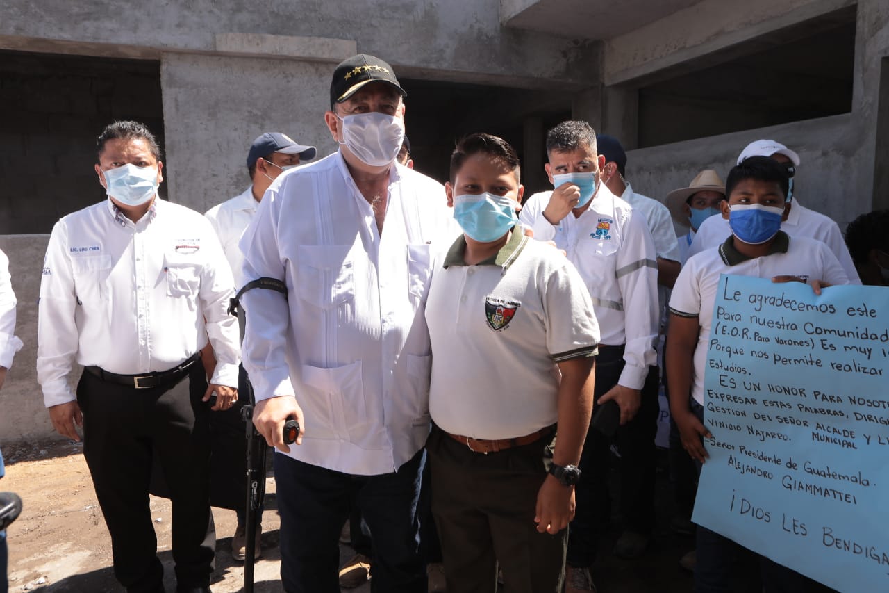 Construcción de escuela en Escuintla se hace realidad para exalumno