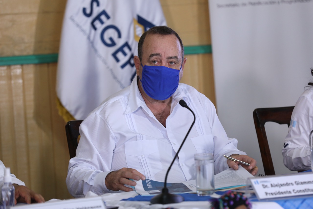 Presidente se reúne con autoridades en Izabal y explica el proceso de descentralización
