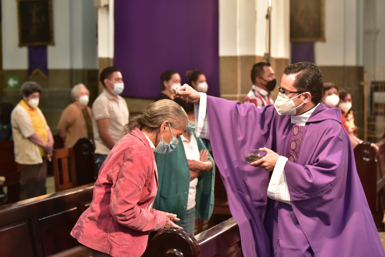 Fieles católicos reciben la Cuaresma orando por el cese de la pandemia