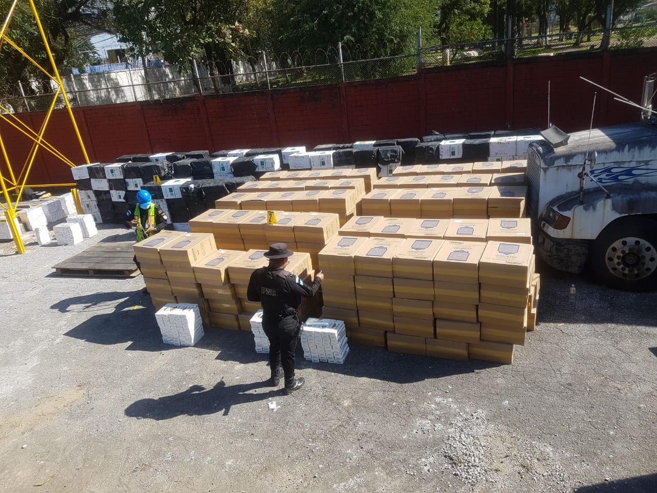 Policía Nacional Civil decomisa cargamento de cigarros de contrabando