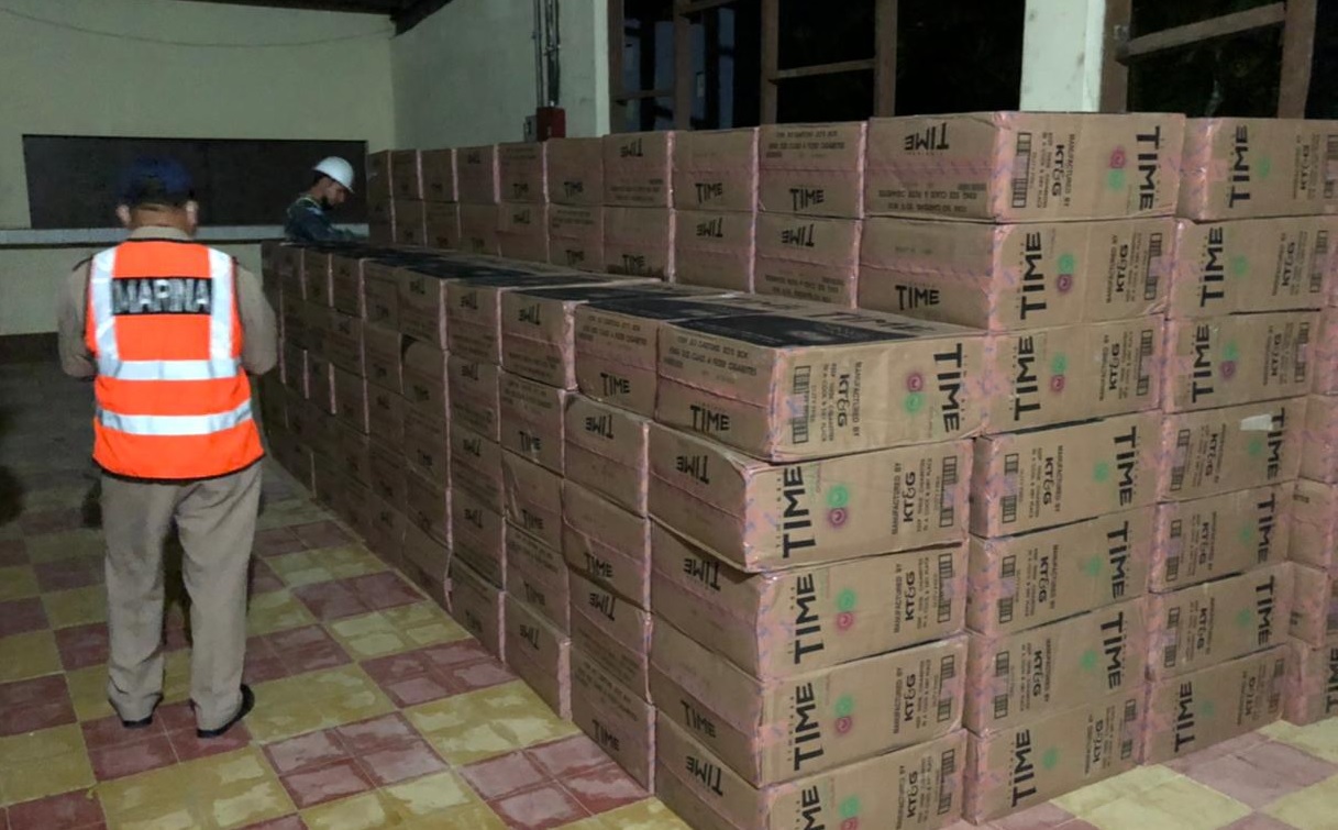 Interceptan embarcación que trasladaba cigarrillos de contrabando