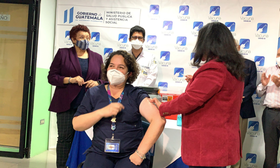 Vacuna llena de esperanza al personal médico y paramédico del Hospital Roosevelt
