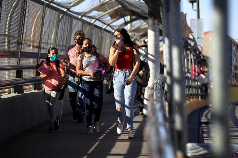 EE. UU. extiende restricciones en los cruces de fronteras con México y Canadá