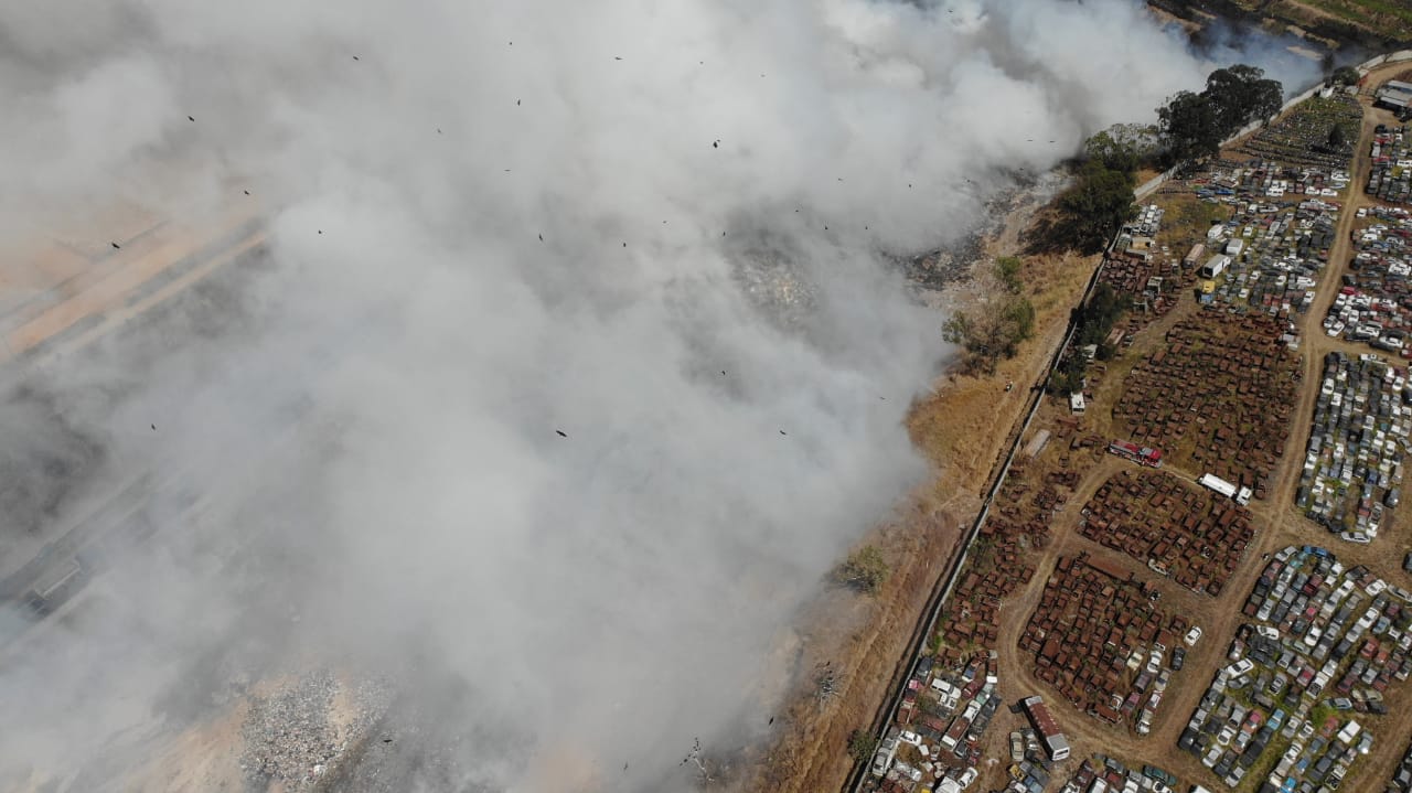 Instituciones del sistema Conred combaten incendio en vertedero de la ruta al Pacífico