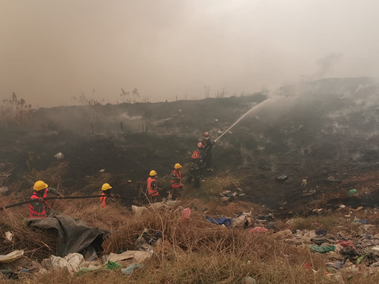 Ambiente apoya labores para combatir incendio en vertedero ubicado en Villa Nueva