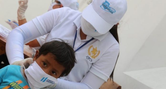Cómo se manejarán los casos sospechosos y confirmados de COVID-19 en las escuelas