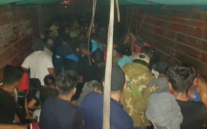 Guardia Nacional mexicana intercepta a 156 migrantes hacinados en un camión