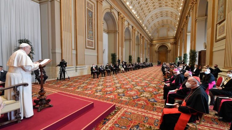 Papa Francisco pide relajar las sanciones para favorecer la ayuda humanitaria