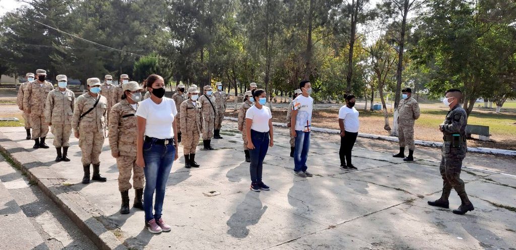 Reservistas militares se preparan para servir al país