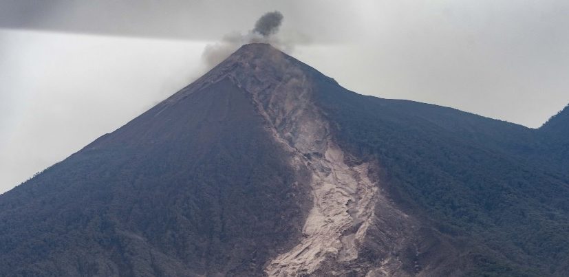 Emisión de ceniza del volcán de Fuego continuaría en las próximas horas, alerta el Insivumeh