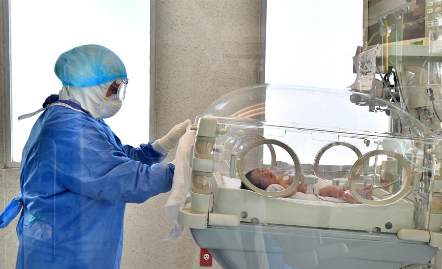 Bebé nacida de madre vacunada contra el COVID-19 tiene anticuerpos