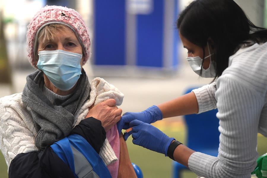 Una dosis de Pfizer o AstraZeneca reduce un 80 por ciento las hospitalizaciones en mayores