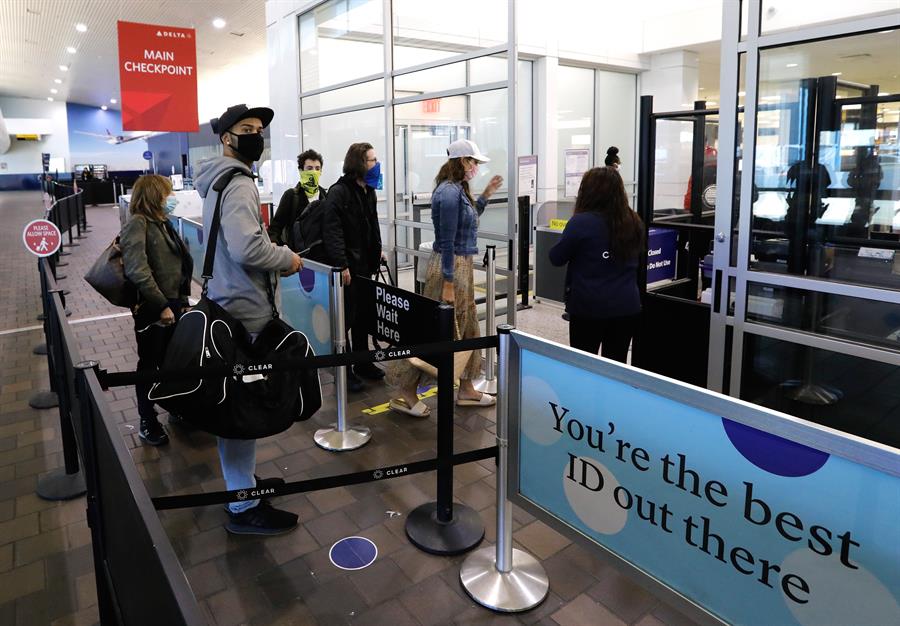 EE. UU. registra un récord de viajes en avión desde el inicio de la pandemia