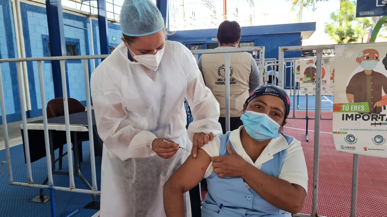 Continúa jornada de vacunación a personal de hospitales
