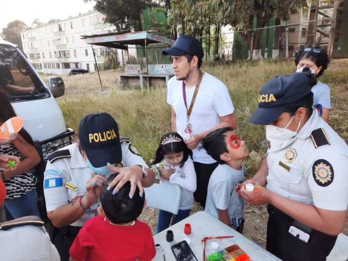 Agentes de la PNC realizaron actividades lúdicas con vecinos de la colonia Nimajuyù. 1