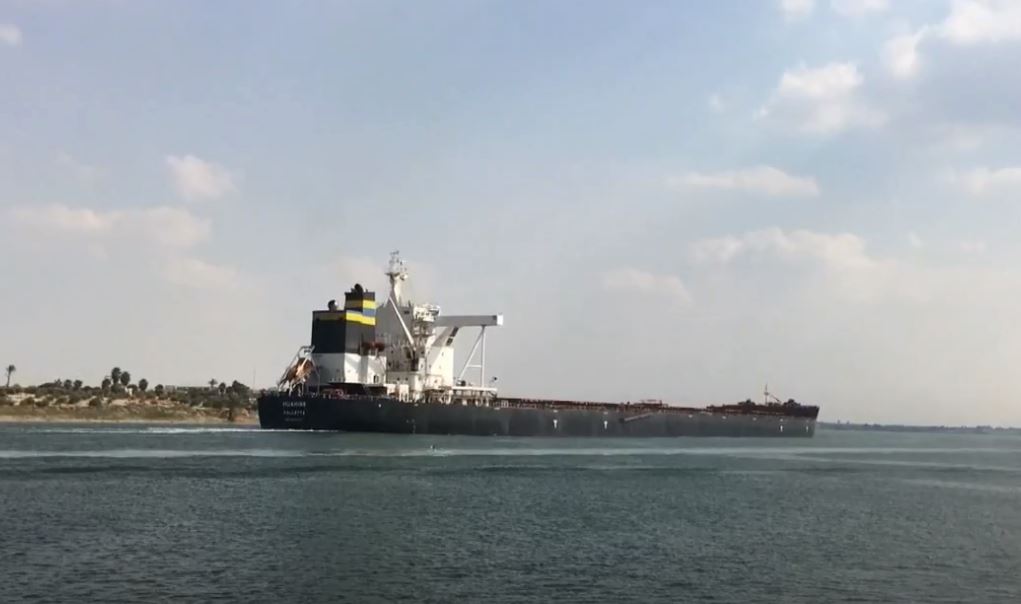 Canal de Suez reanuda tráfico marítimo tras retiro de portacontenedores