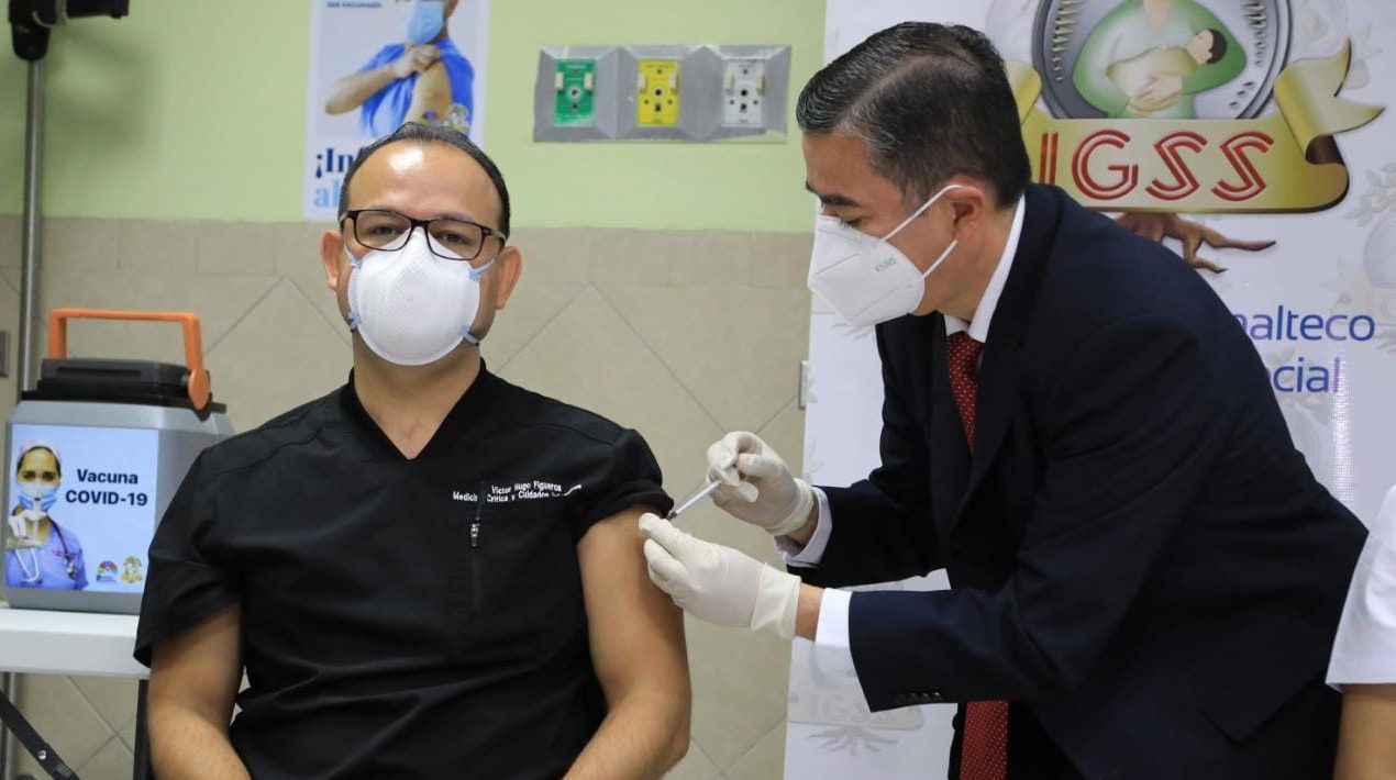 El doctor Víctor Hugo Figueroa, del área de intensivo del IGSS, se convirtió en el primer medico en ser vacunado contra el COVID-19,