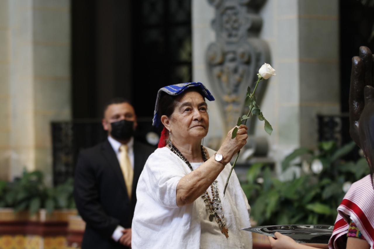 Nombran Embajadora de la Paz a María Elena “Nana” Winter por su labor social y cultural