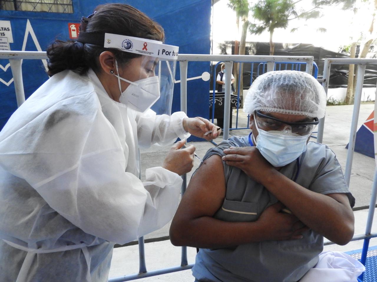 Aplican vacunas contra coronavirus en Guatemala ./Foto: MSPAS.