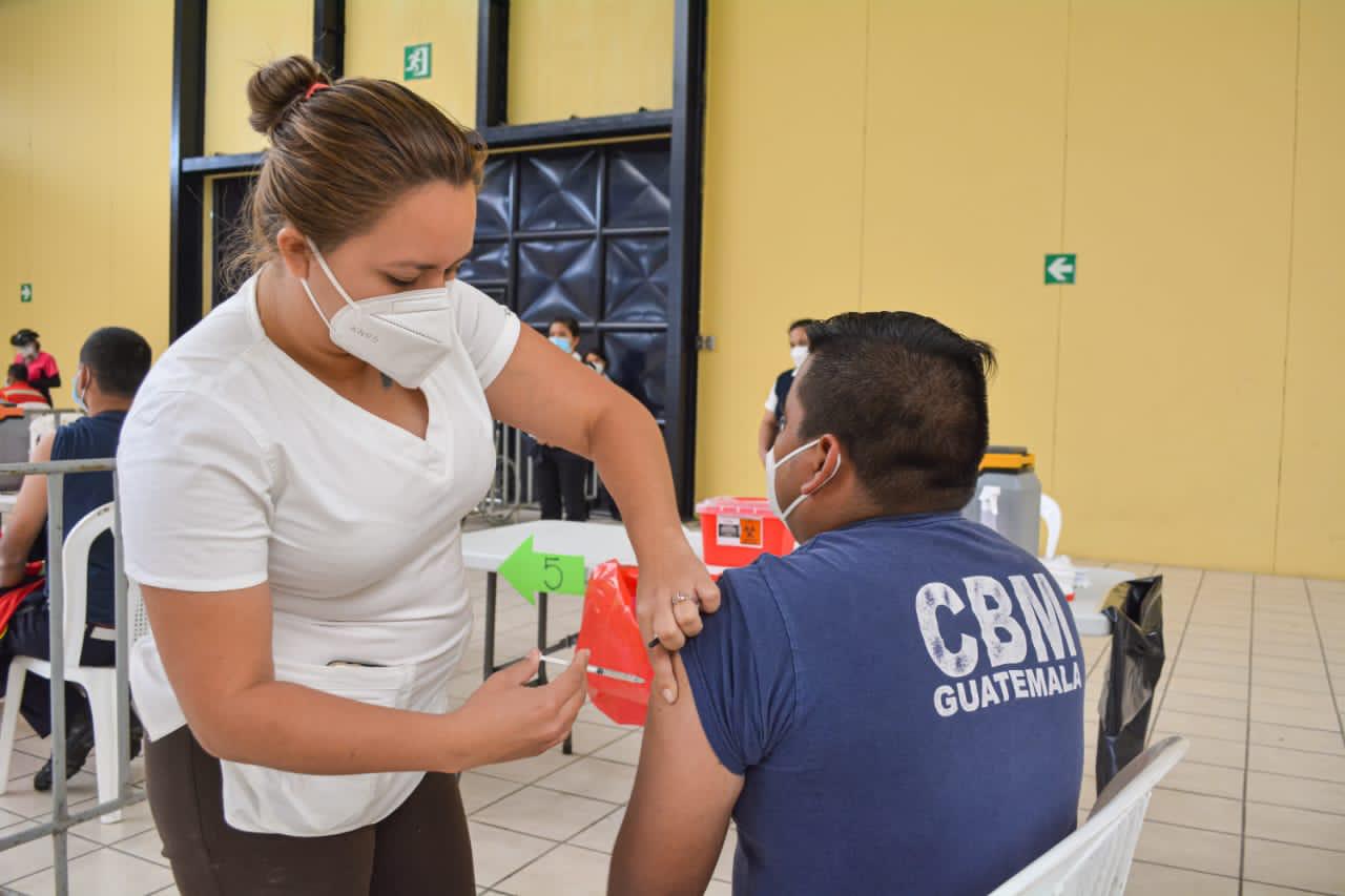 Inicia proceso de inoculación a cuerpo de bomberos del país./Foto: MSPAS.