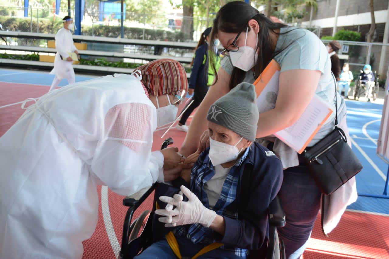Adultos mayores reciben primera dosis de vacuna contra COVID-19./Foto: MSPAS.
