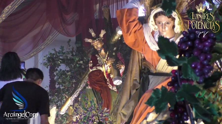 Feligreses católicos honran a Jesús Nazareno de las Tres Potencias, en este lunes santo