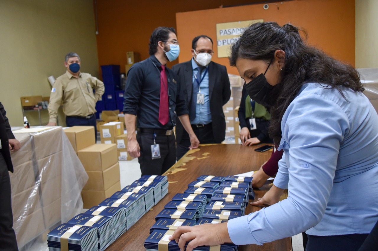 Guatemala ha enviado más de 300 mil cartillas para emisión de pasaportes a Estados Unidos