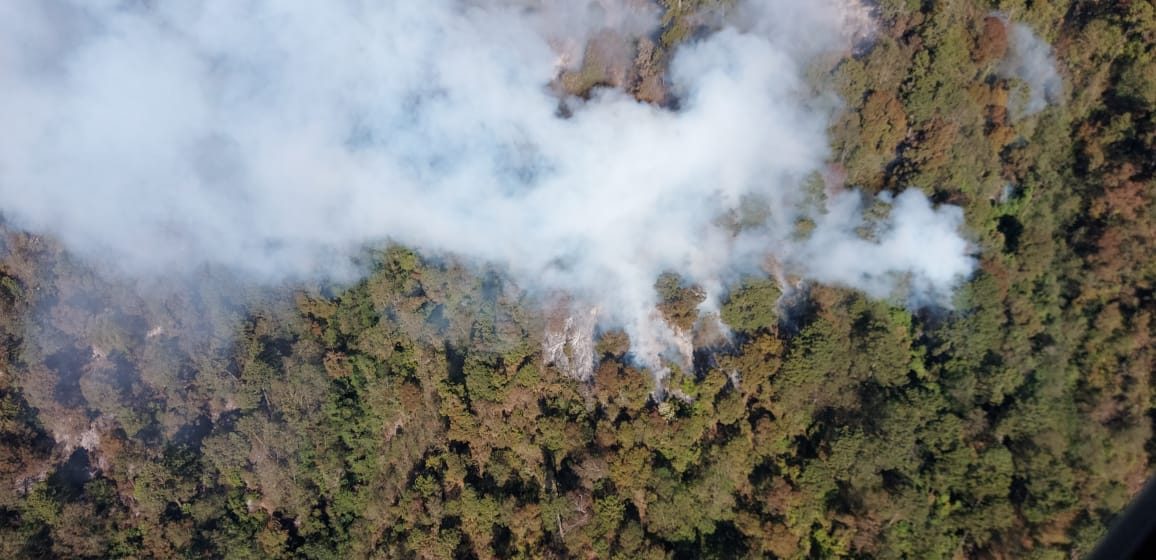 Cerca de 500 personas mantienen acciones para controlar incendio en volcán Atitlán