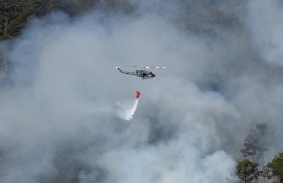 Por aire y tierra continúa el combate del incendio en el volcán Atitlán