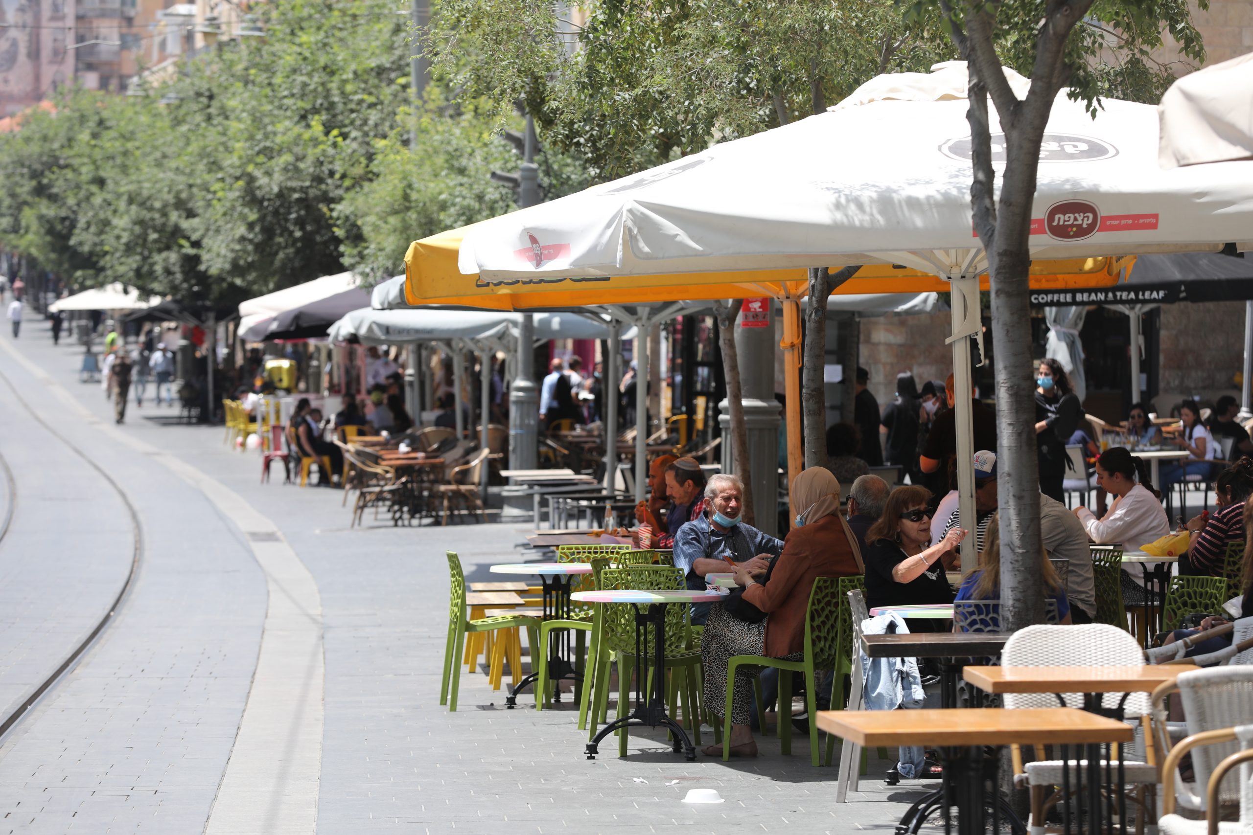 Israel reabre cafés, bares y restaurantes.