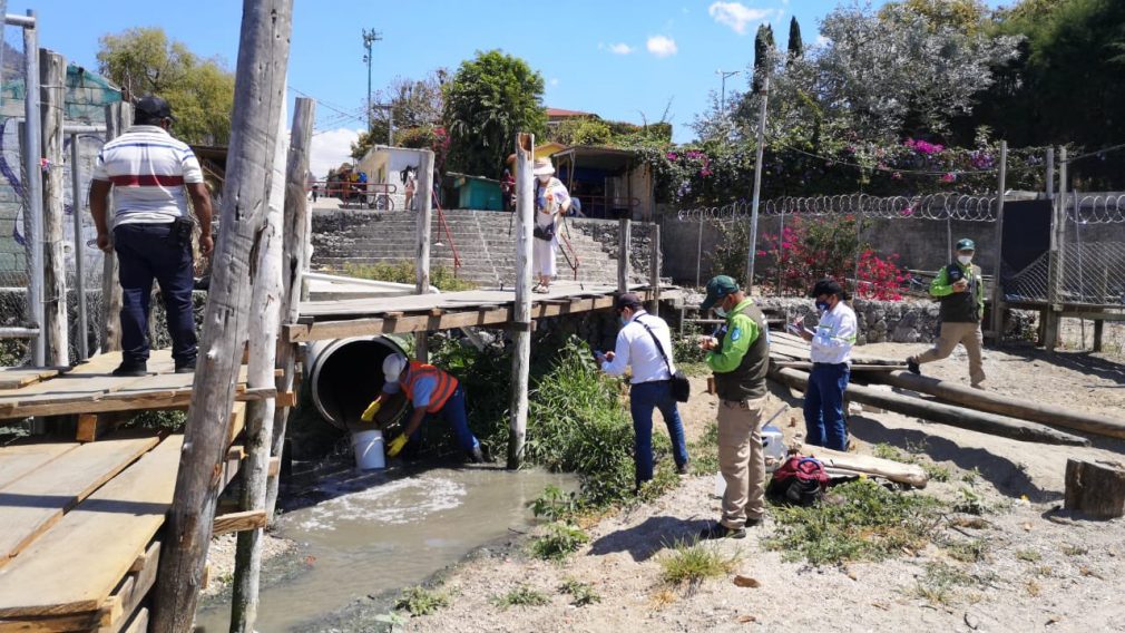 Toman muestras de agua en Sololá para determinar contaminación del lago de Atitlán
