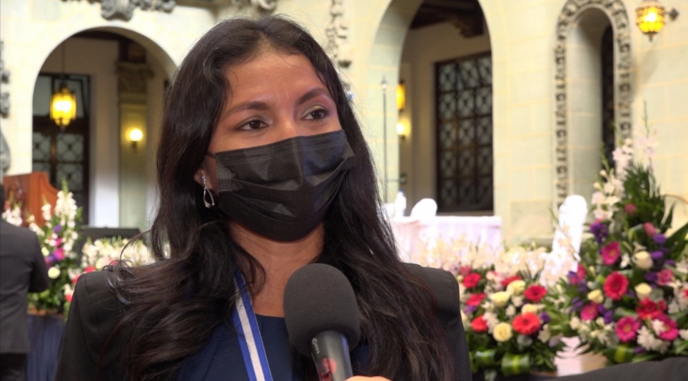 Perla Ovalle, cosechadora de caña de azúcar, recibe premio por excelencia laboral