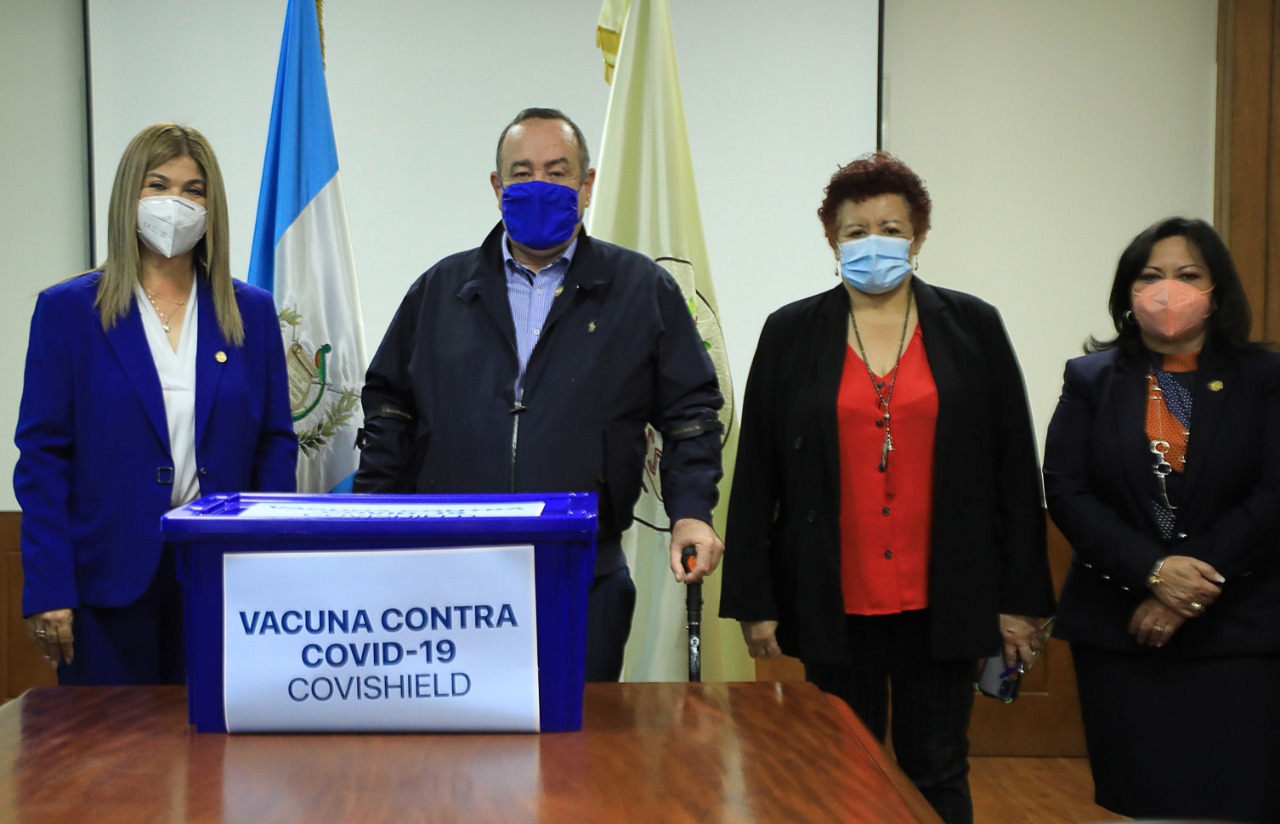 Entregan al IGSS 5 mil dosis de vacuna contra el COVID-19
