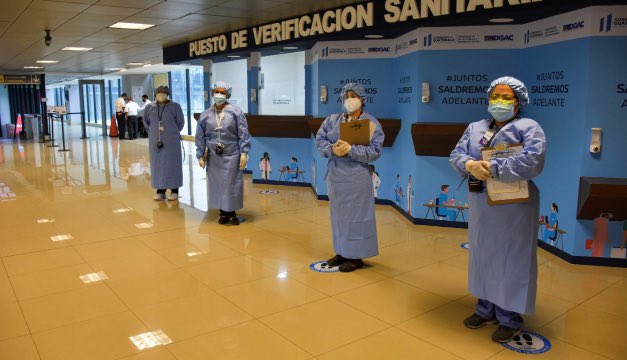 Profesionales de la salud realizan las pruebas COVID-19 en el Aeropuerto Internacional la Aurora