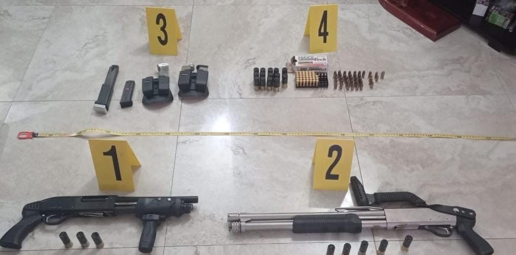 Localizan dinero, armas y posible droga durante allanamientos en siete departamentos