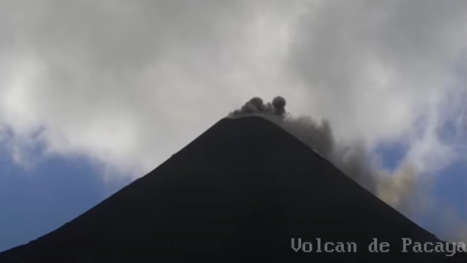 Volcán de Pacaya continúa en erupción y autoridades recomiendan mantener medidas preventivas