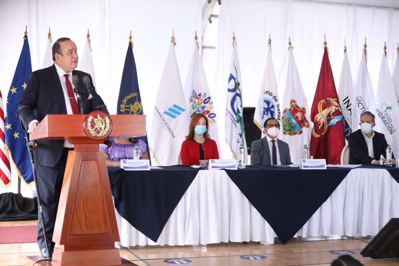 Presidente convoca a todos los sectores para trabajar a favor de las mujeres