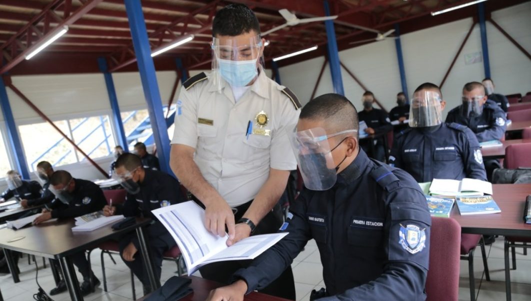 Elementos de la PNC se especializan para combatir el crimen